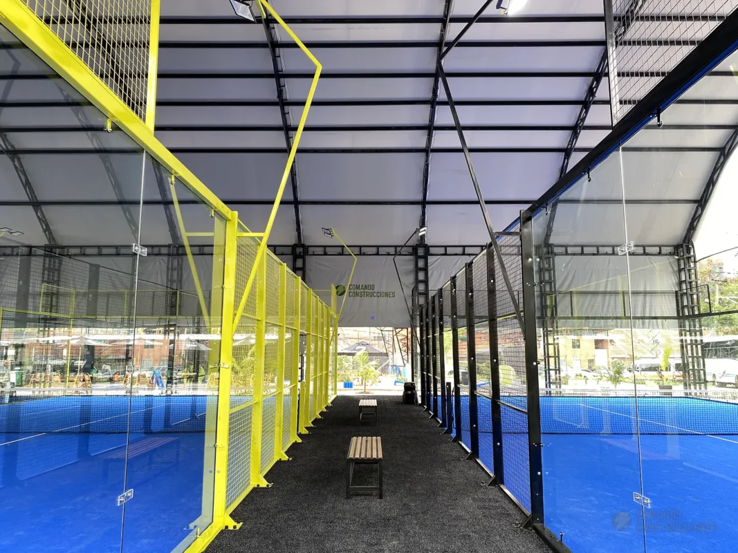 Perfilería y esquina estructural de la cancha de pádel de Golden Padel en Envigado (2 de 3)