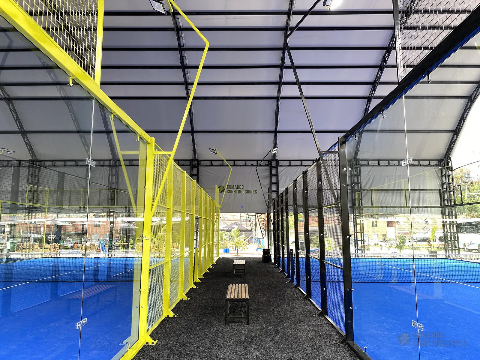 Perfilería y esquina estructural de la cancha de pádel de Golden Padel en Envigado