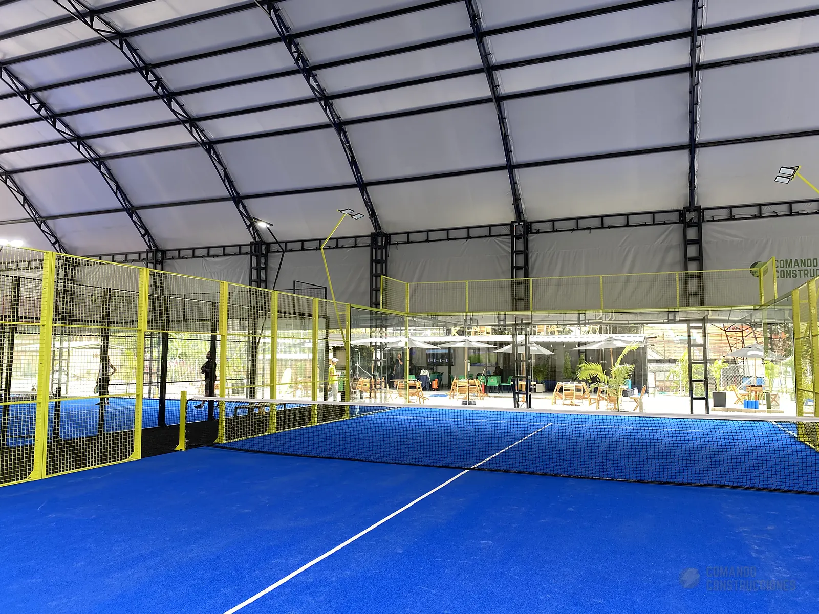 Fondo de vidrio templado de la cancha de pádel de Golden Padel en Envigado