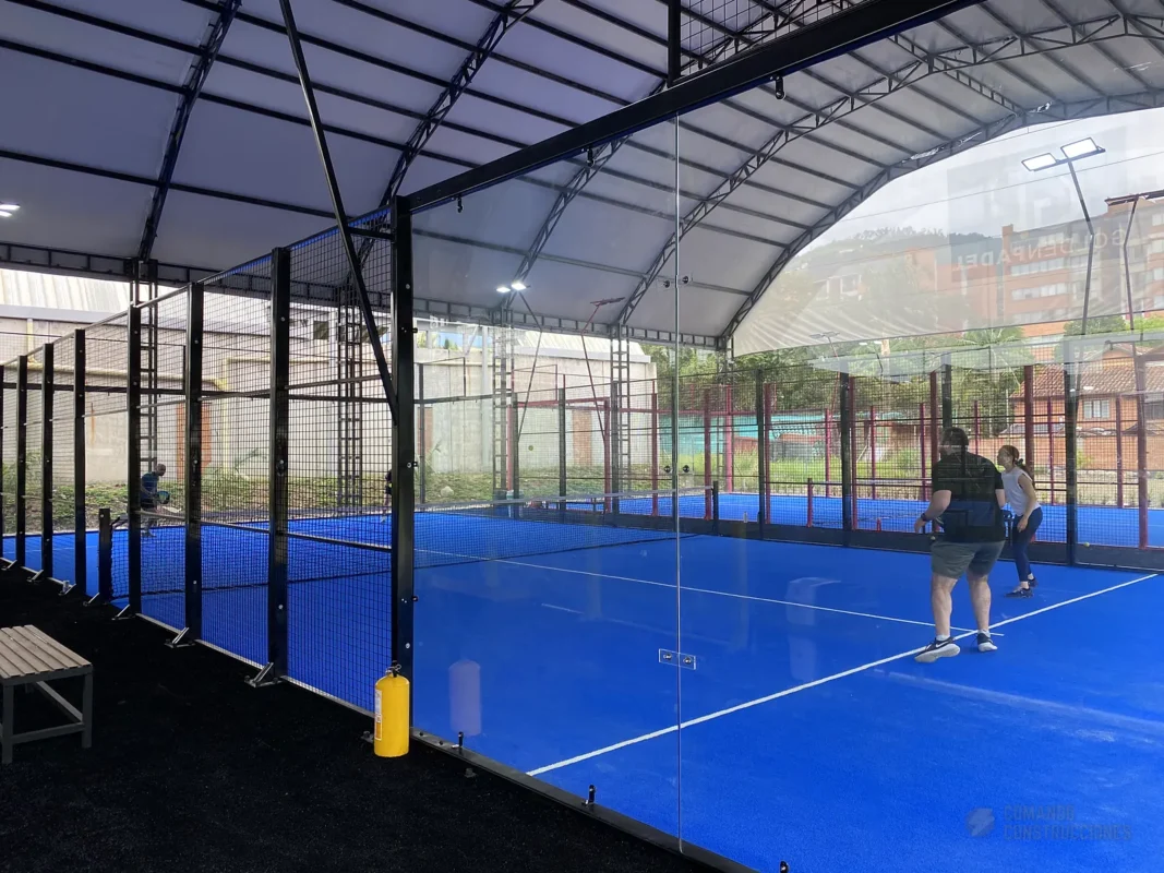 Vista general de la cancha de pádel de Golden Padel en Envigado (1 de 2)