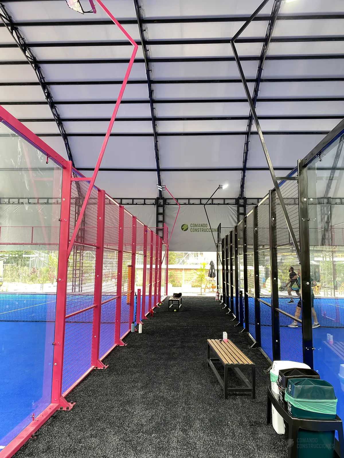 Muro de vidrio templado de la cancha de pádel de Golden Padel en Envigado