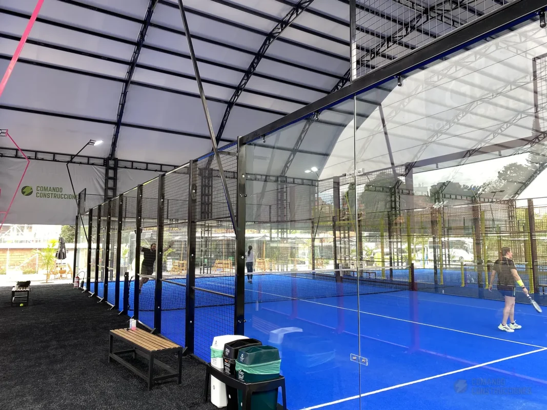 Estructura metálica y malla perimetral de la cancha de pádel de Golden Padel en Envigado (3 de 4)