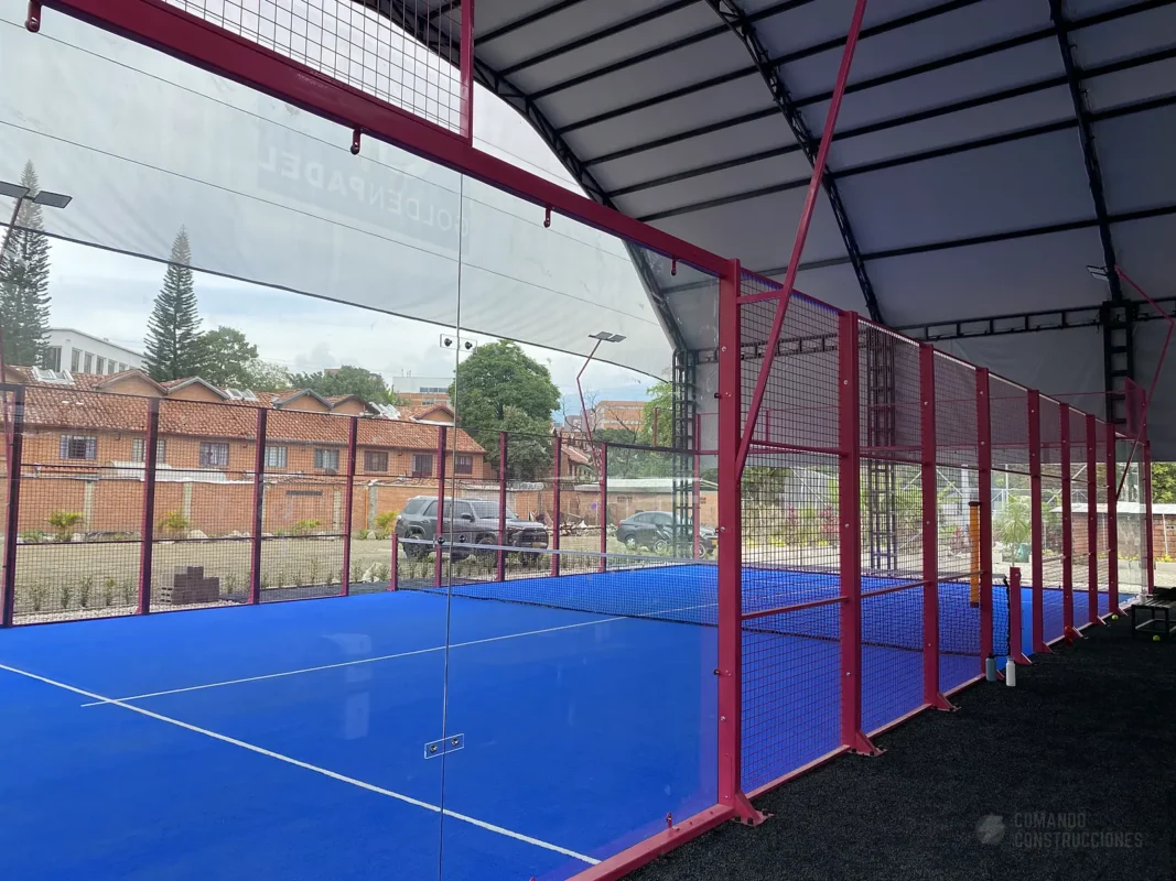Césped sintético y líneas de juego de la cancha de pádel de Golden Padel en Envigado (2 de 3)