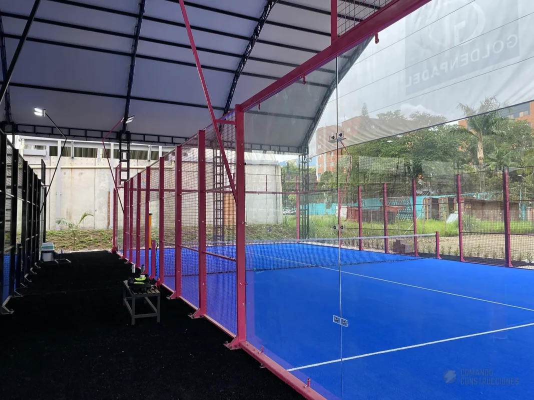 Red y postes centrales de la cancha de pádel de Golden Padel en Envigado (3 de 3)