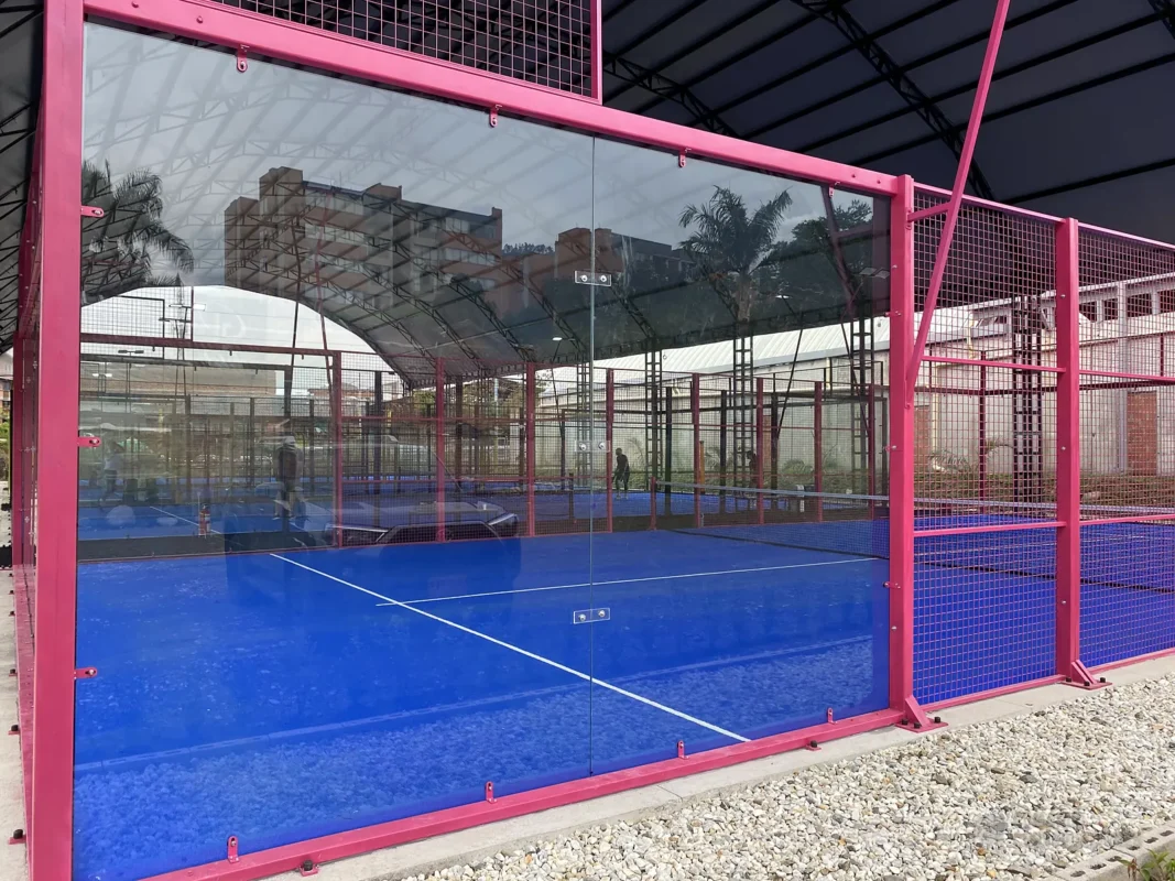 Vista en diagonal de la cancha de pádel de Golden Padel en Envigado (2 de 2)