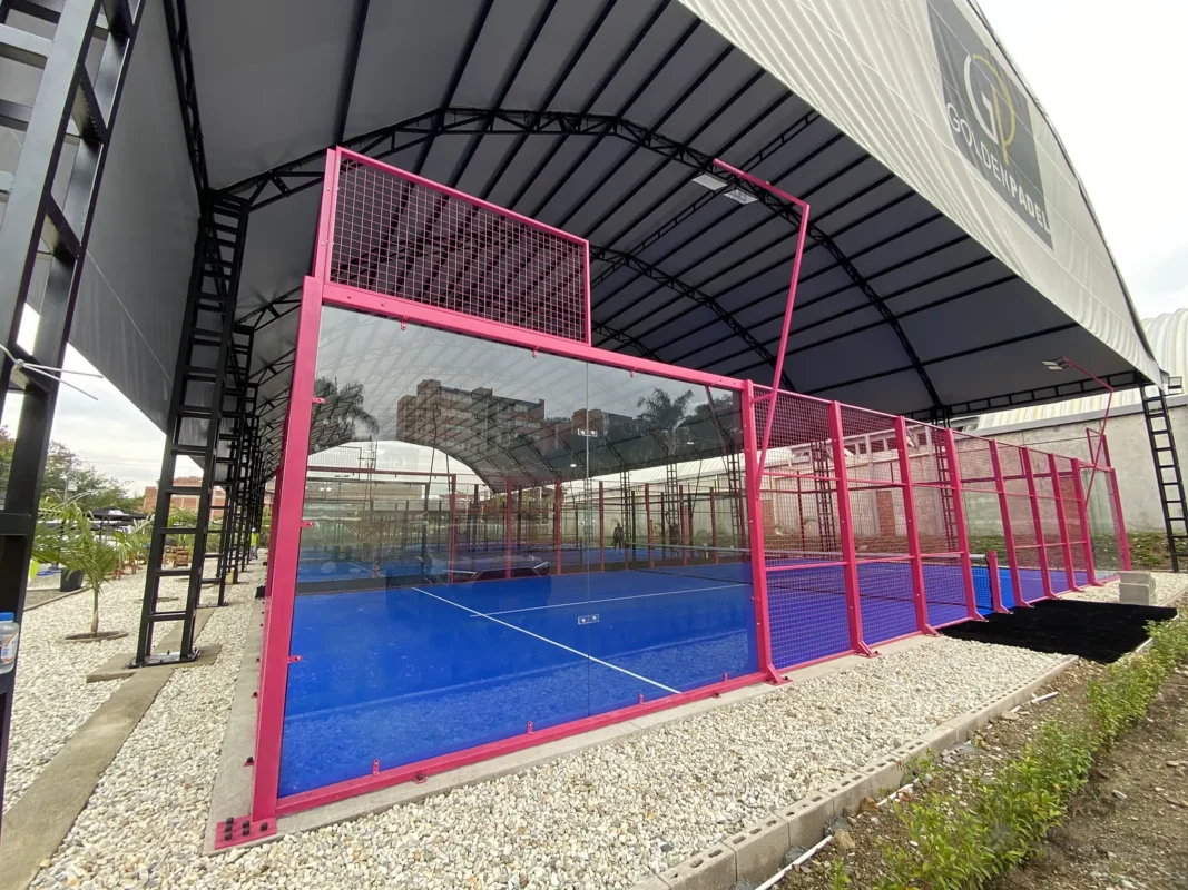 Perfilería y esquina estructural de la cancha de pádel de Golden Padel en Envigado (3 de 3)