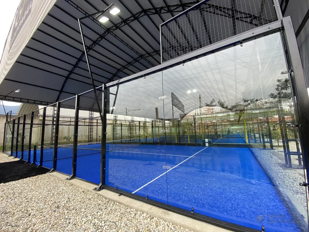Fondo de vidrio templado de la cancha de pádel de Golden Padel en Envigado (2 de 2)