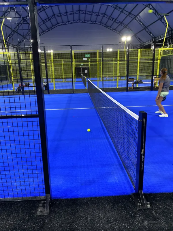 Jugadora en la cancha de pádel de Golden Padel en Envigado