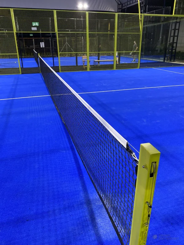 Estructura metálica y malla perimetral de la cancha de pádel de Golden Padel en Envigado (4 de 4)
