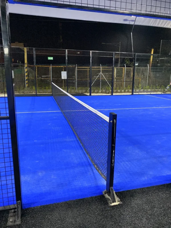 Césped sintético y líneas de juego de la cancha de pádel de Golden Padel en Envigado (3 de 3)
