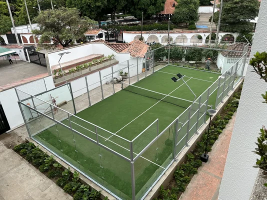 Muro de vidrio templado de la cancha de pádel de Hotel Colsubsidio Peñalisa en Ricaurte (1 de 2)
