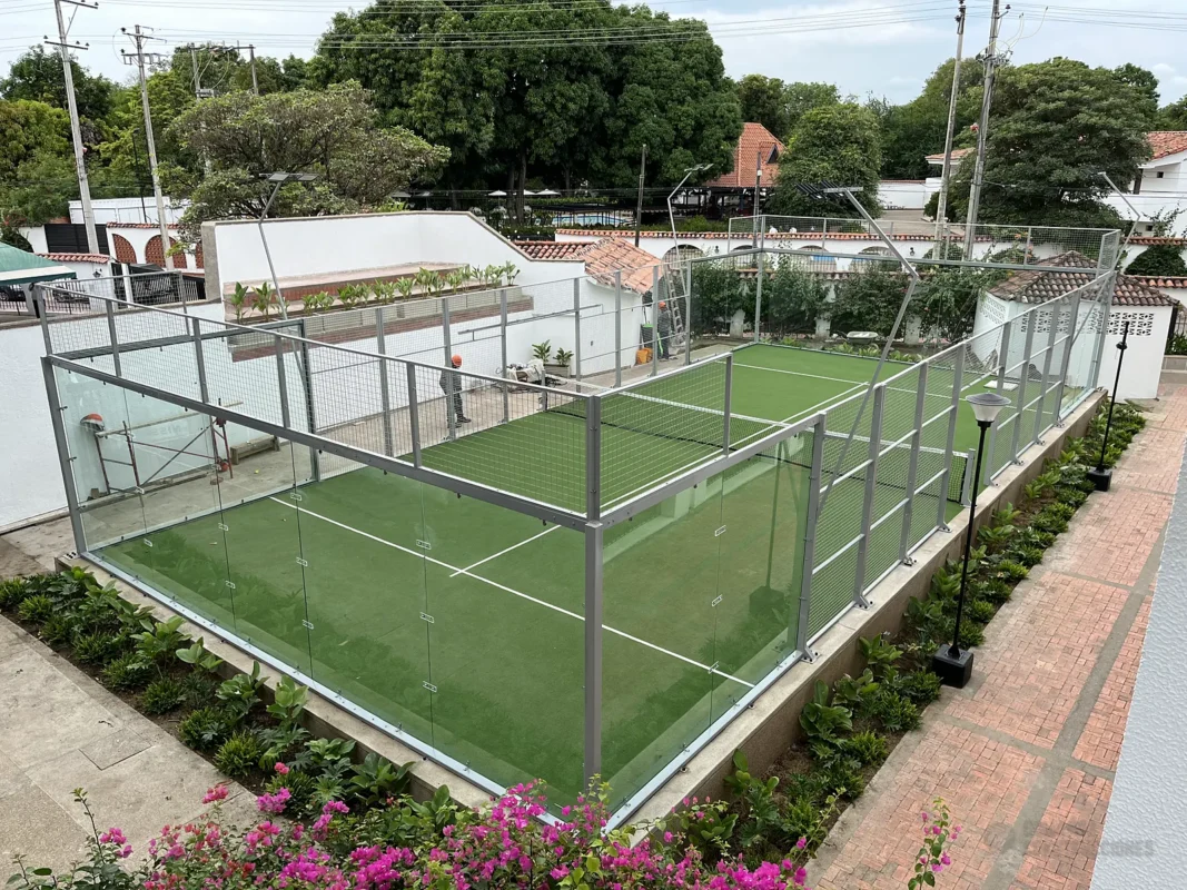 Vista general de la cancha de pádel de Hotel Colsubsidio Peñalisa en Ricaurte (1 de 2)
