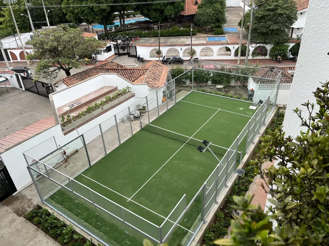 Estructura metálica y malla perimetral de la cancha de pádel de Hotel Colsubsidio Peñalisa en Ricaurte