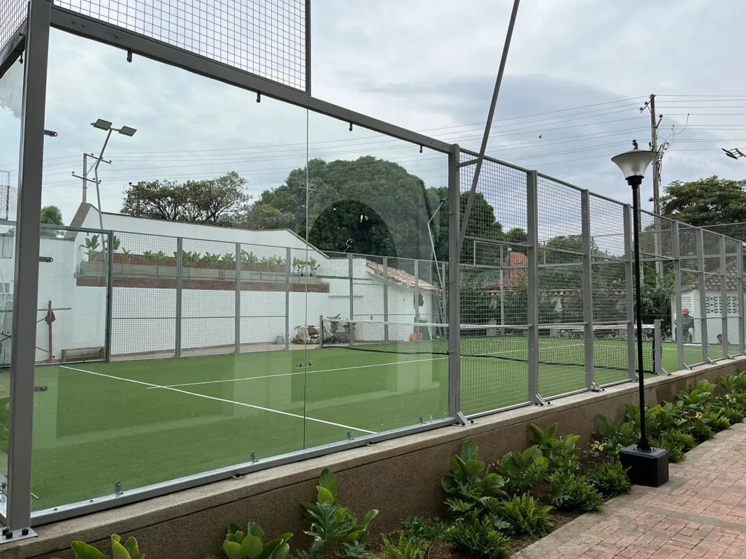 Césped sintético y líneas de juego de la cancha de pádel de Hotel Colsubsidio Peñalisa en Ricaurte