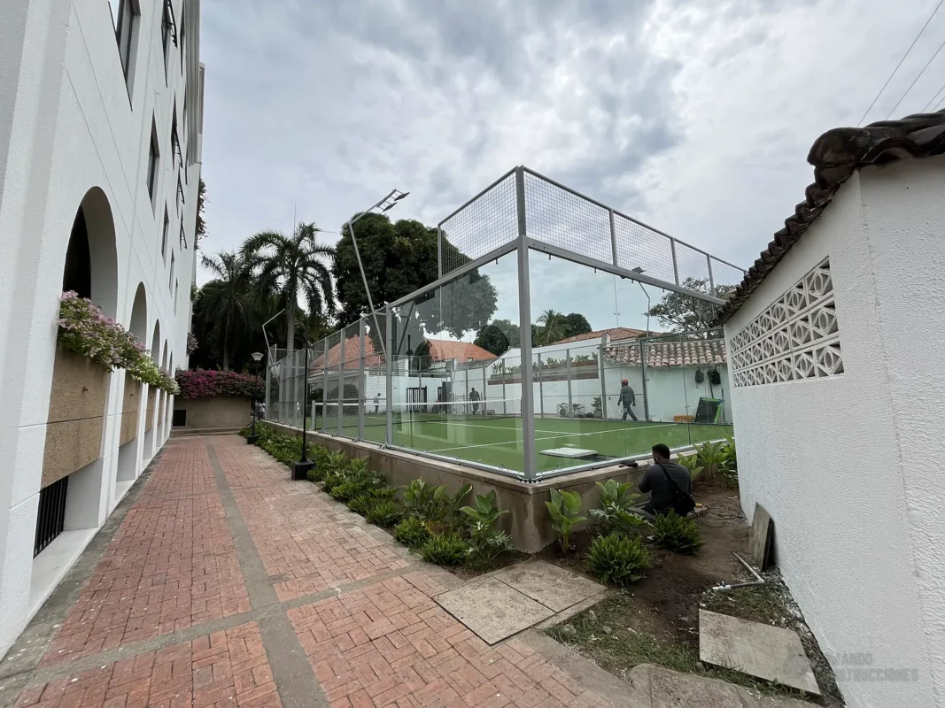 Acceso a la cancha de pádel del hotel de Hotel Colsubsidio Peñalisa en Ricaurte