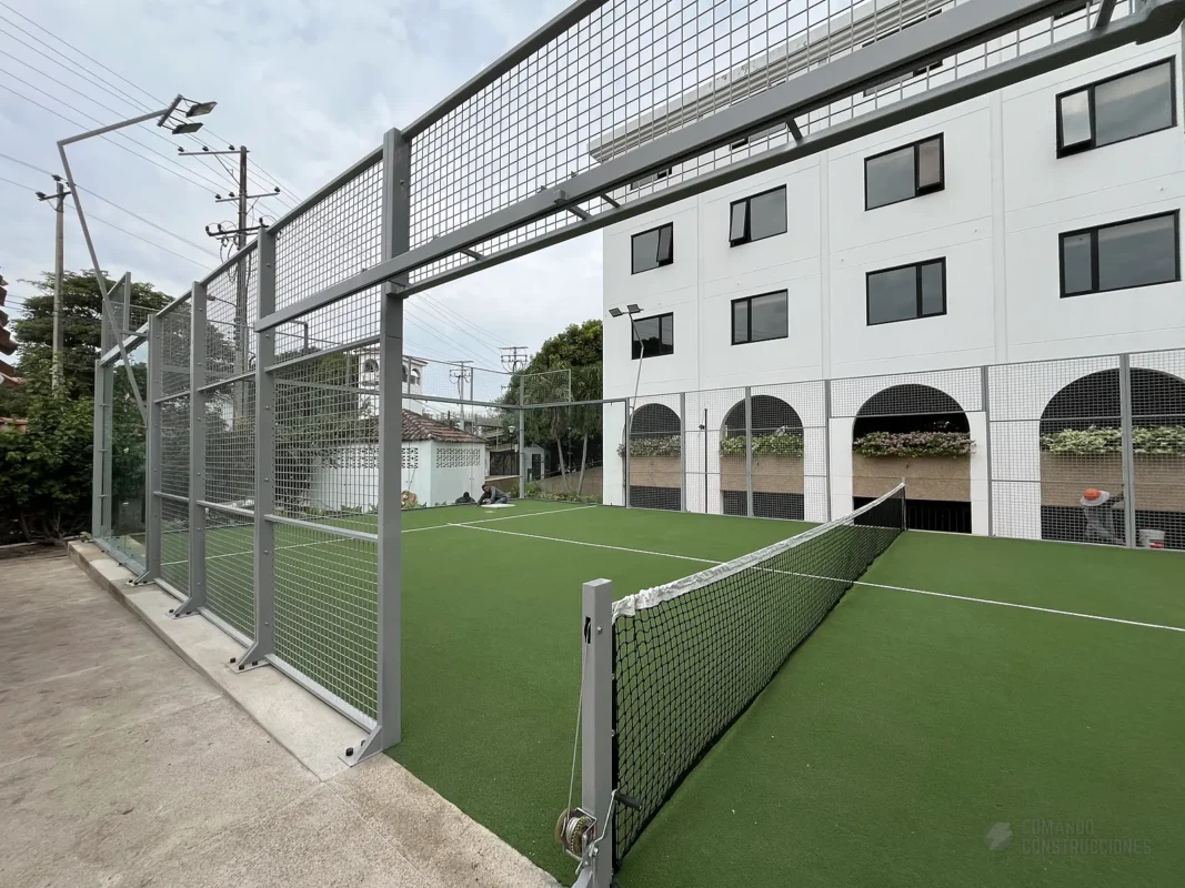 Perfilería y esquina estructural de la cancha de pádel de Hotel Colsubsidio Peñalisa en Ricaurte