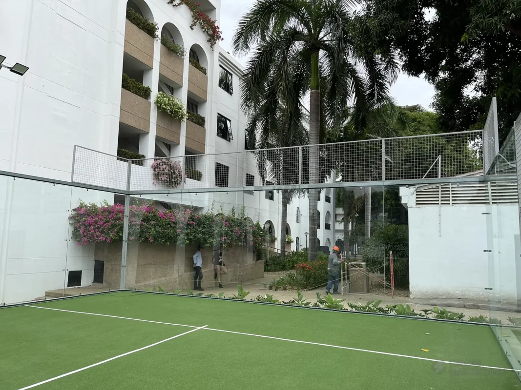 Fondo de vidrio templado de la cancha de pádel de Hotel Colsubsidio Peñalisa en Ricaurte