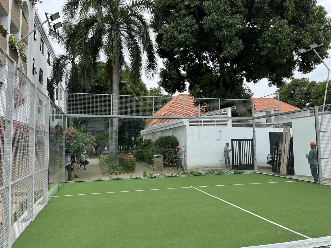 Vista general de la cancha de pádel de Hotel Colsubsidio Peñalisa en Ricaurte (2 de 2)