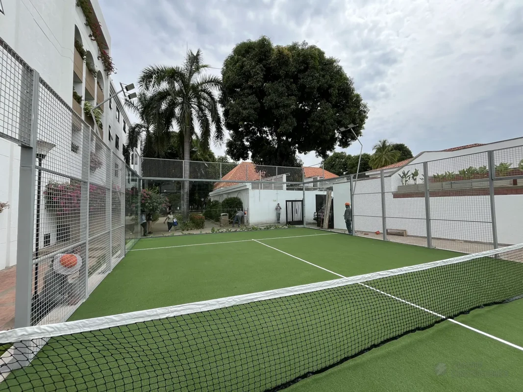 Muro de vidrio templado de la cancha de pádel de Hotel Colsubsidio Peñalisa en Ricaurte (2 de 2)