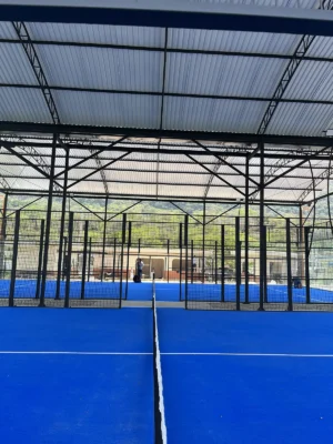 Césped sintético y líneas de juego de la cancha de pádel de Nativo Club Campestre en San Gil (1 de 4)