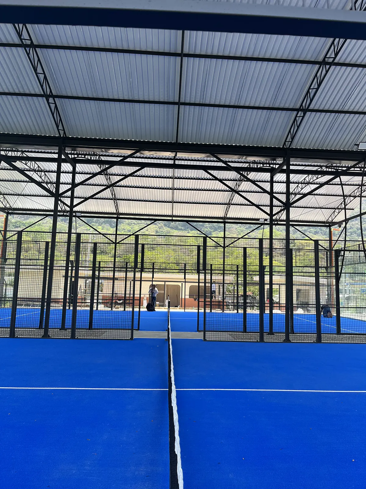 Césped sintético y líneas de juego de la cancha de pádel de Nativo Club Campestre en San Gil