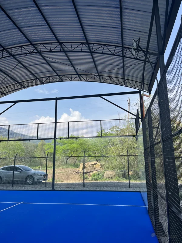 Vista general de la cancha de pádel de Nativo Club Campestre en San Gil (1 de 4)