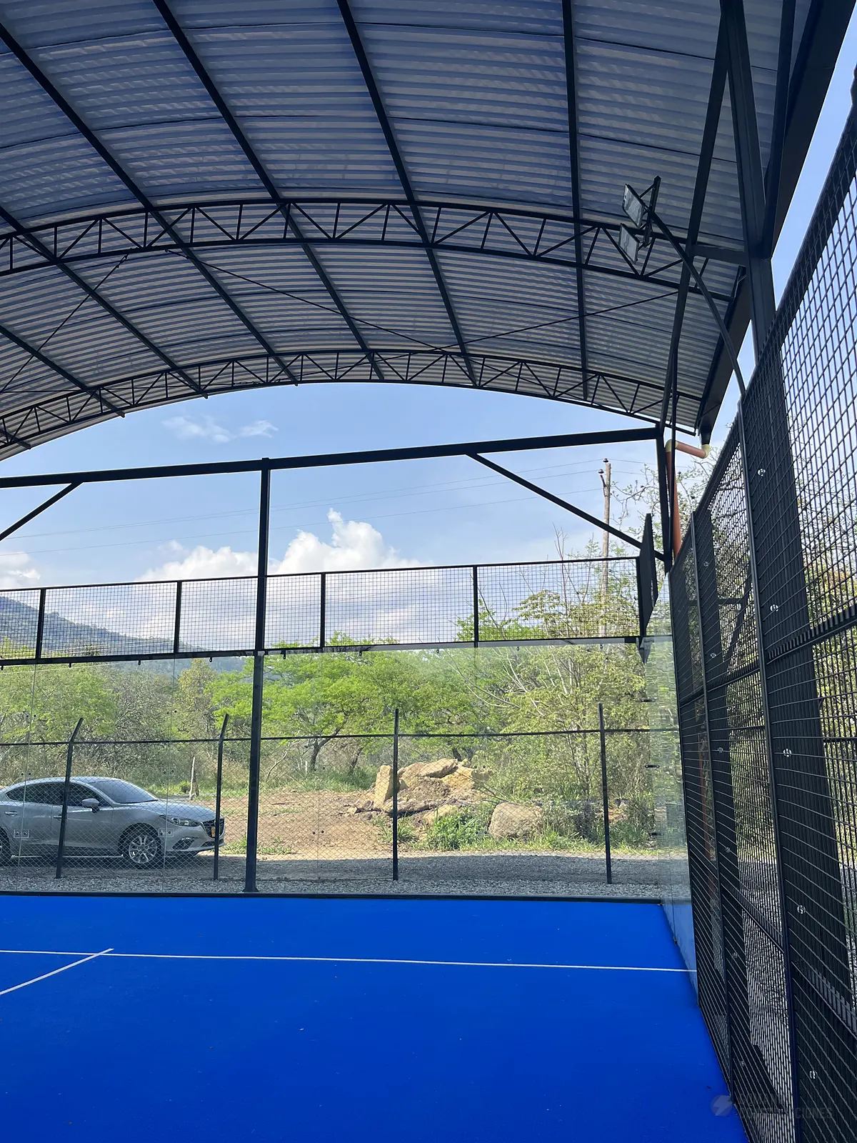 Vista general de la cancha de pádel de Nativo Club Campestre en San Gil