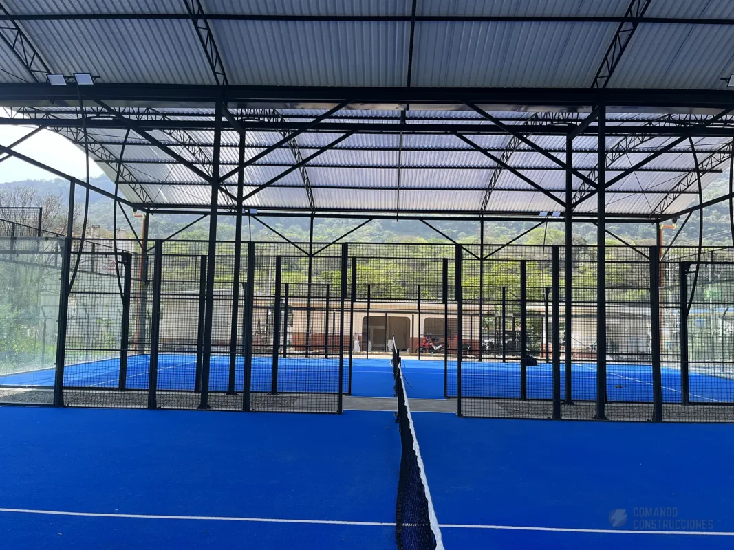 Muro de vidrio templado de la cancha de pádel de Nativo Club Campestre en San Gil (1 de 4)