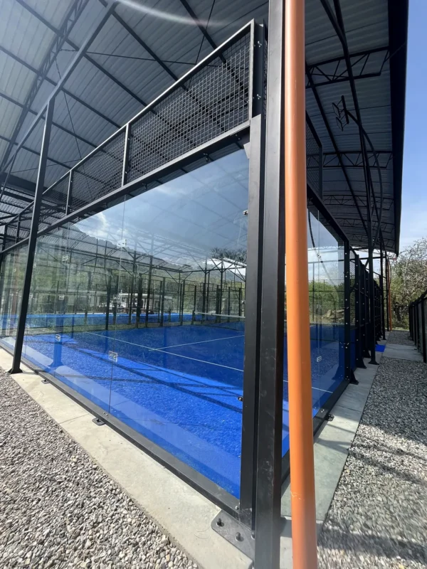 Estructura metálica y malla perimetral de la cancha de pádel de Nativo Club Campestre en San Gil (1 de 4)
