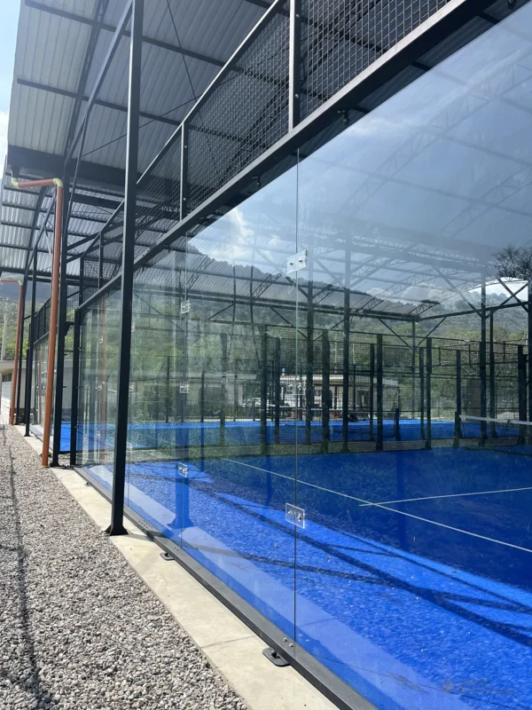 Césped sintético y líneas de juego de la cancha de pádel de Nativo Club Campestre en San Gil (2 de 4)