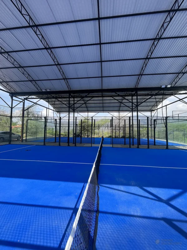 Perfilería y esquina estructural de la cancha de pádel de Nativo Club Campestre en San Gil (1 de 3)