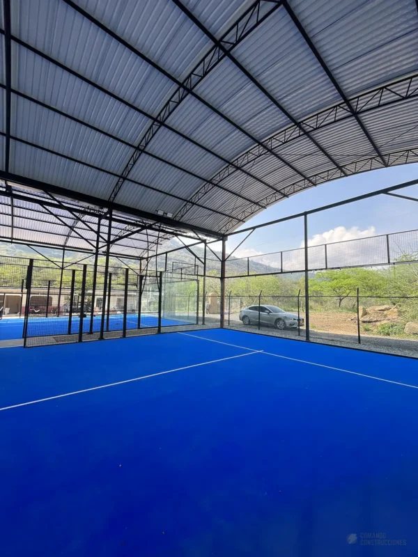 Fondo de vidrio templado de la cancha de pádel de Nativo Club Campestre en San Gil (1 de 3)