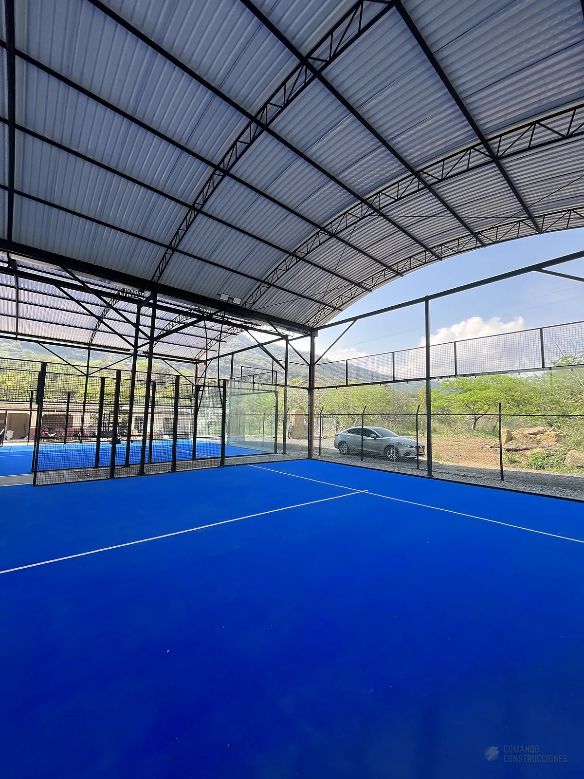 Fondo de vidrio templado de la cancha de pádel de Nativo Club Campestre en San Gil