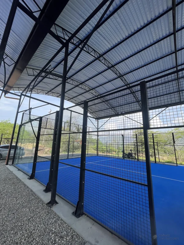 Muro de vidrio templado de la cancha de pádel de Nativo Club Campestre en San Gil (2 de 4)