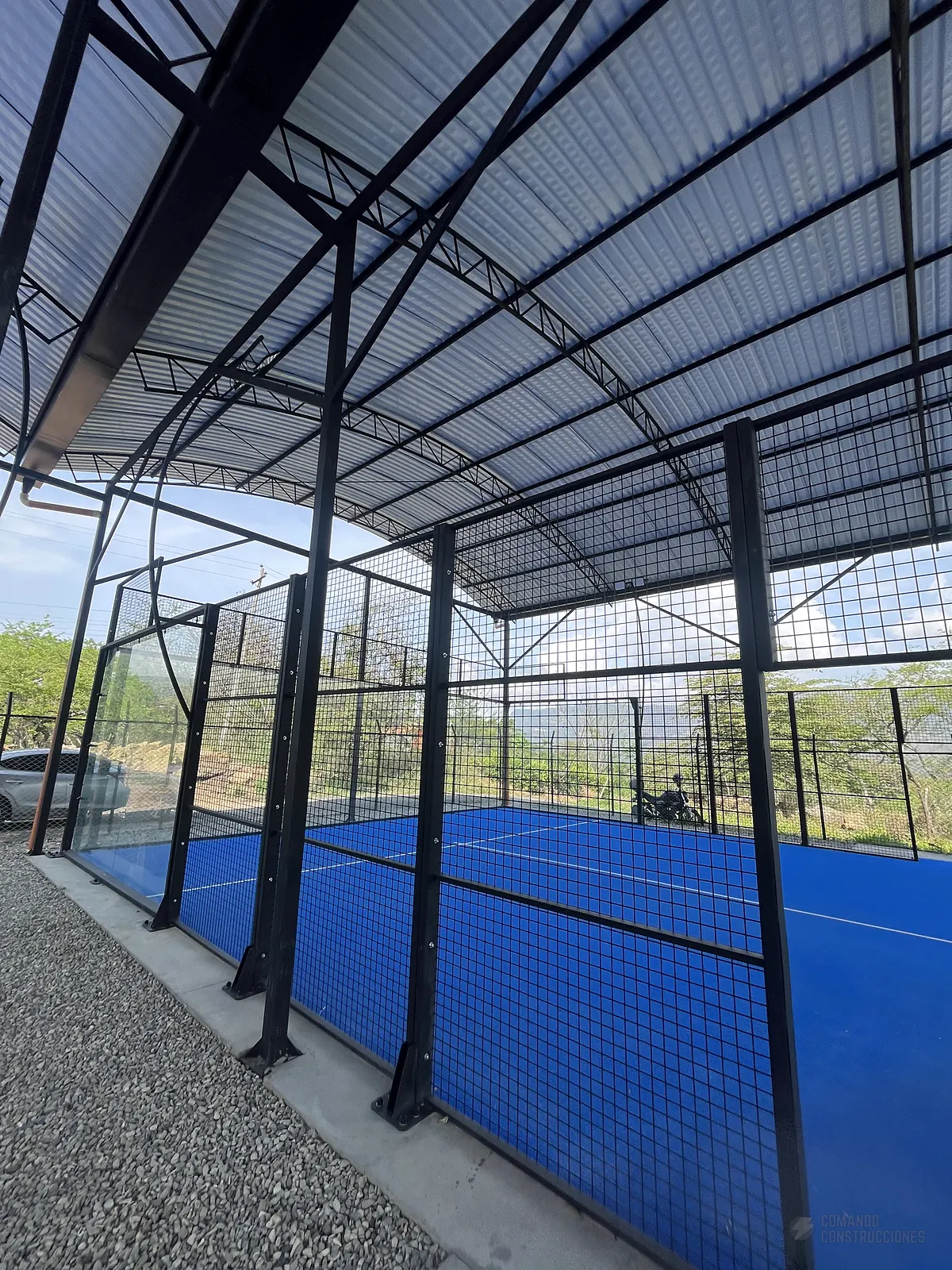 Muro de vidrio templado de la cancha de pádel de Nativo Club Campestre en San Gil