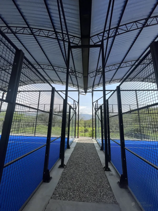 Estructura metálica y malla perimetral de la cancha de pádel de Nativo Club Campestre en San Gil (2 de 4)
