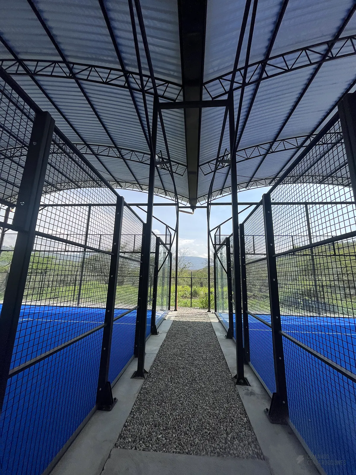 Estructura metálica y malla perimetral de la cancha de pádel de Nativo Club Campestre en San Gil