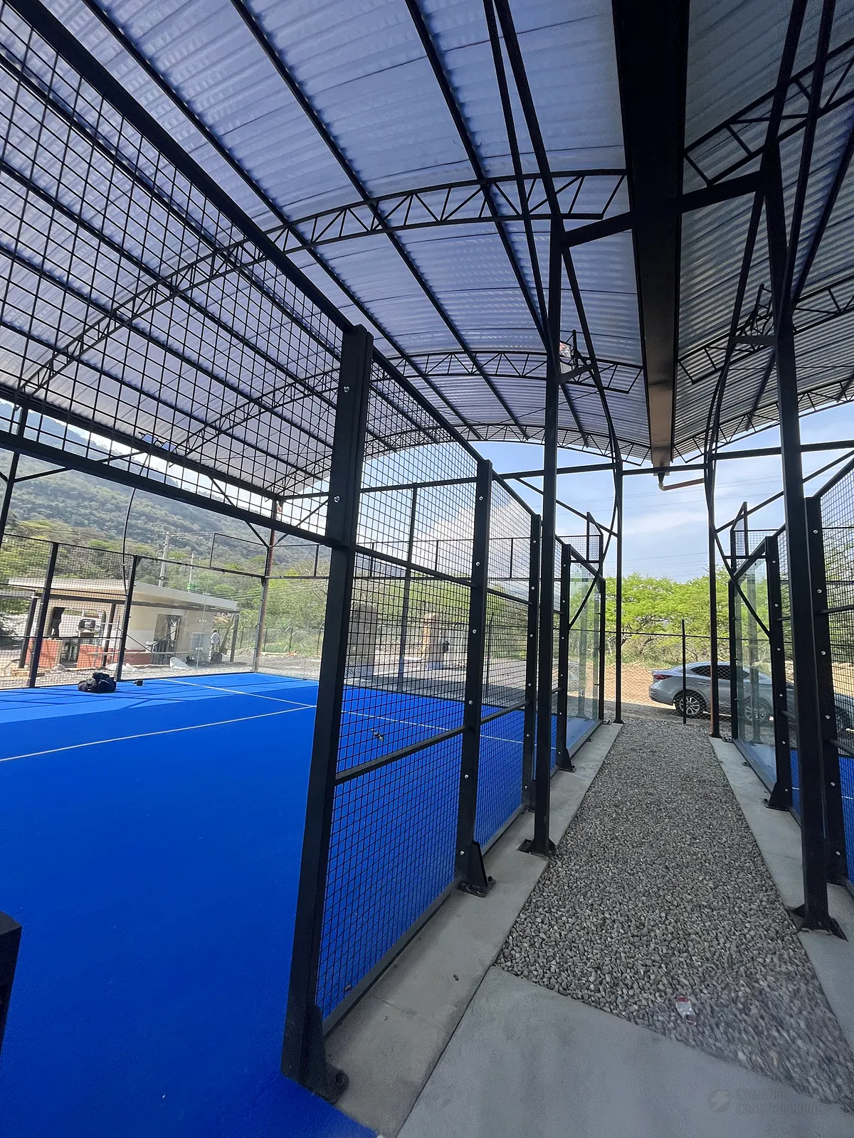 Césped sintético y líneas de juego de la cancha de pádel de Nativo Club Campestre en San Gil