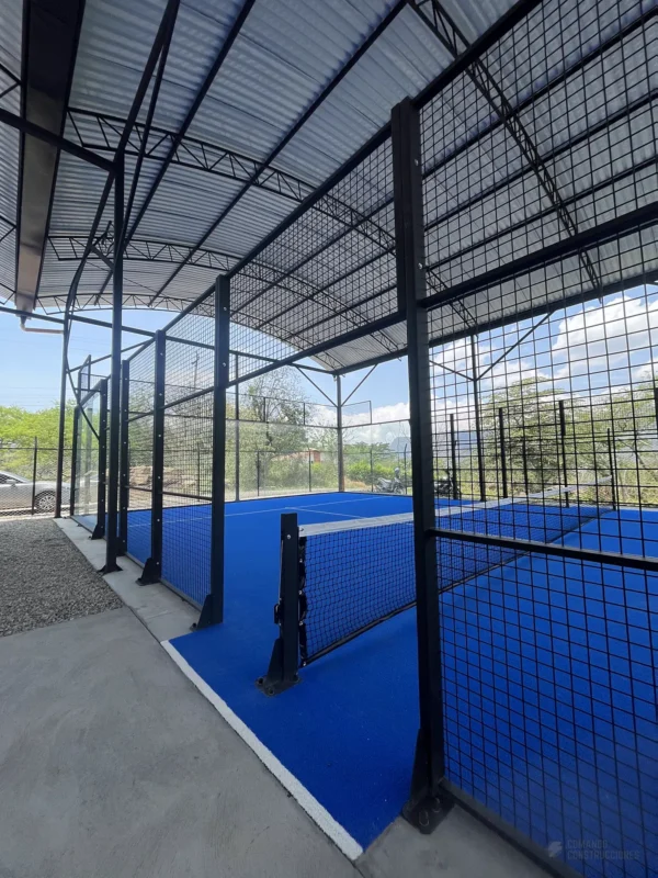 Perfilería y esquina estructural de la cancha de pádel de Nativo Club Campestre en San Gil (2 de 3)