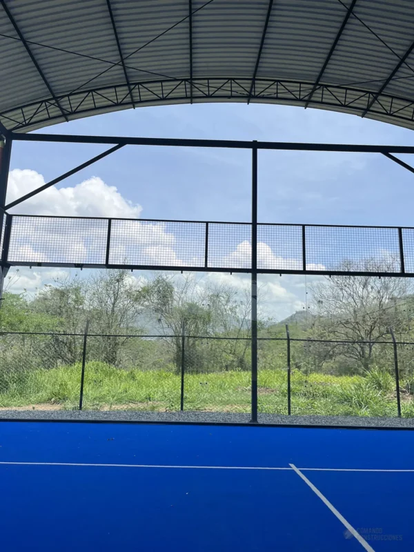 Fondo de vidrio templado de la cancha de pádel de Nativo Club Campestre en San Gil (2 de 3)