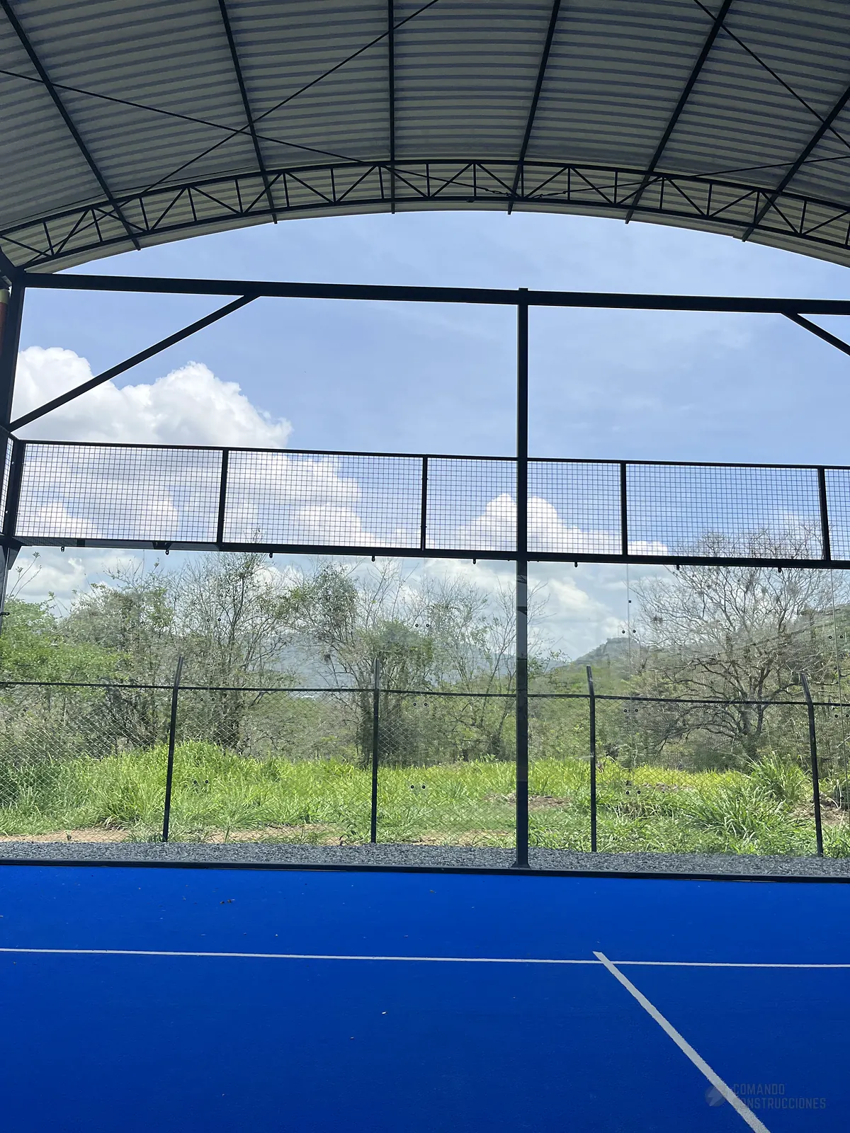 Fondo de vidrio templado de la cancha de pádel de Nativo Club Campestre en San Gil