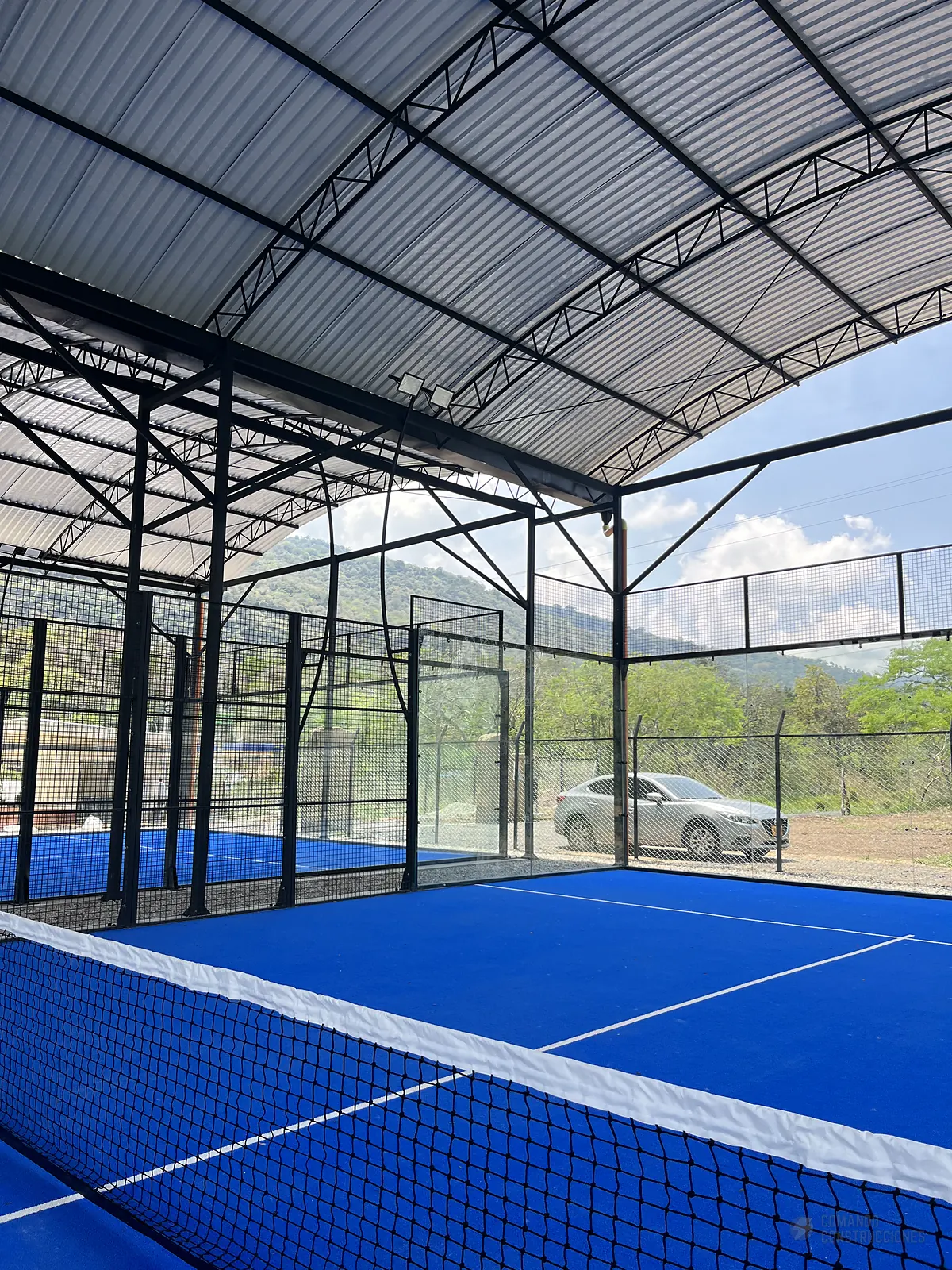 Vista general de la cancha de pádel de Nativo Club Campestre en San Gil