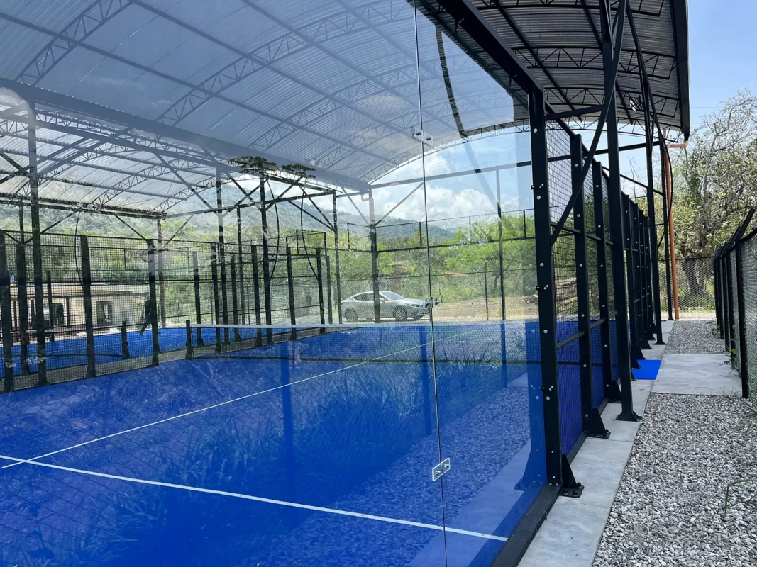 Estructura metálica y malla perimetral de la cancha de pádel de Nativo Club Campestre en San Gil (3 de 4)
