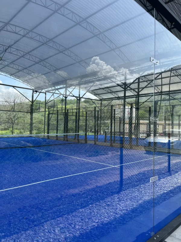Vista en diagonal de la cancha de pádel de Nativo Club Campestre en San Gil (3 de 3)