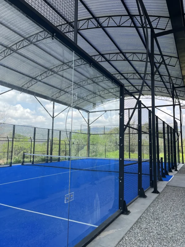 Perfilería y esquina estructural de la cancha de pádel de Nativo Club Campestre en San Gil (3 de 3)