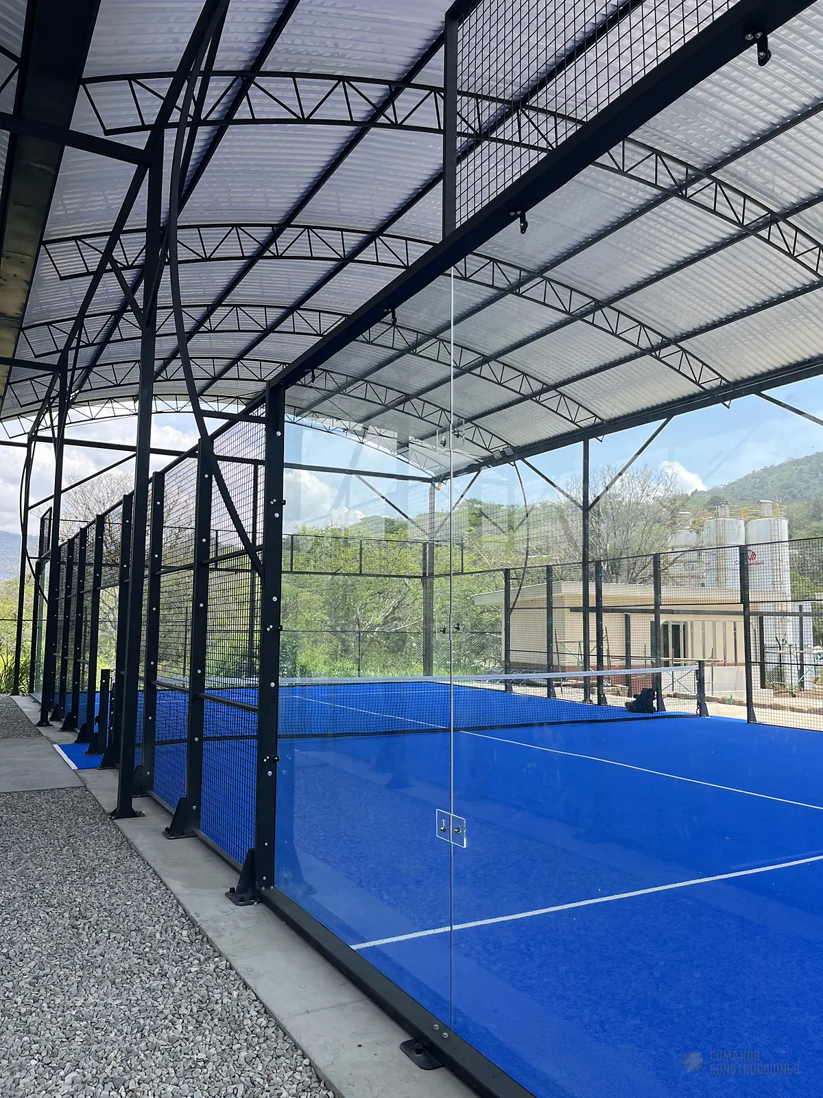 Fondo de vidrio templado de la cancha de pádel de Nativo Club Campestre en San Gil