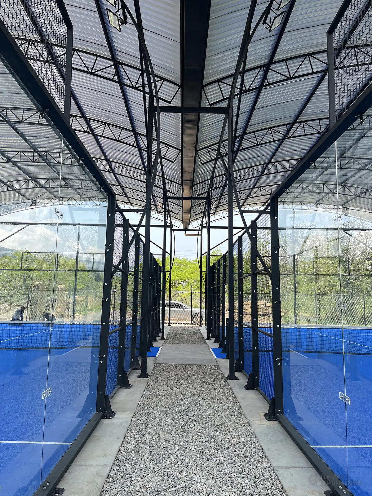 Vista general de la cancha de pádel de Nativo Club Campestre en San Gil