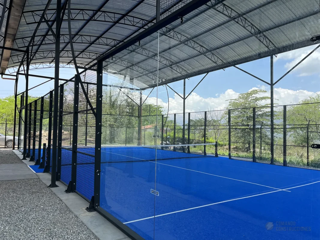 Muro de vidrio templado de la cancha de pádel de Nativo Club Campestre en San Gil (4 de 4)