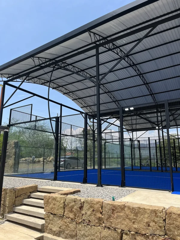 Estructura metálica y malla perimetral de la cancha de pádel de Nativo Club Campestre en San Gil (4 de 4)