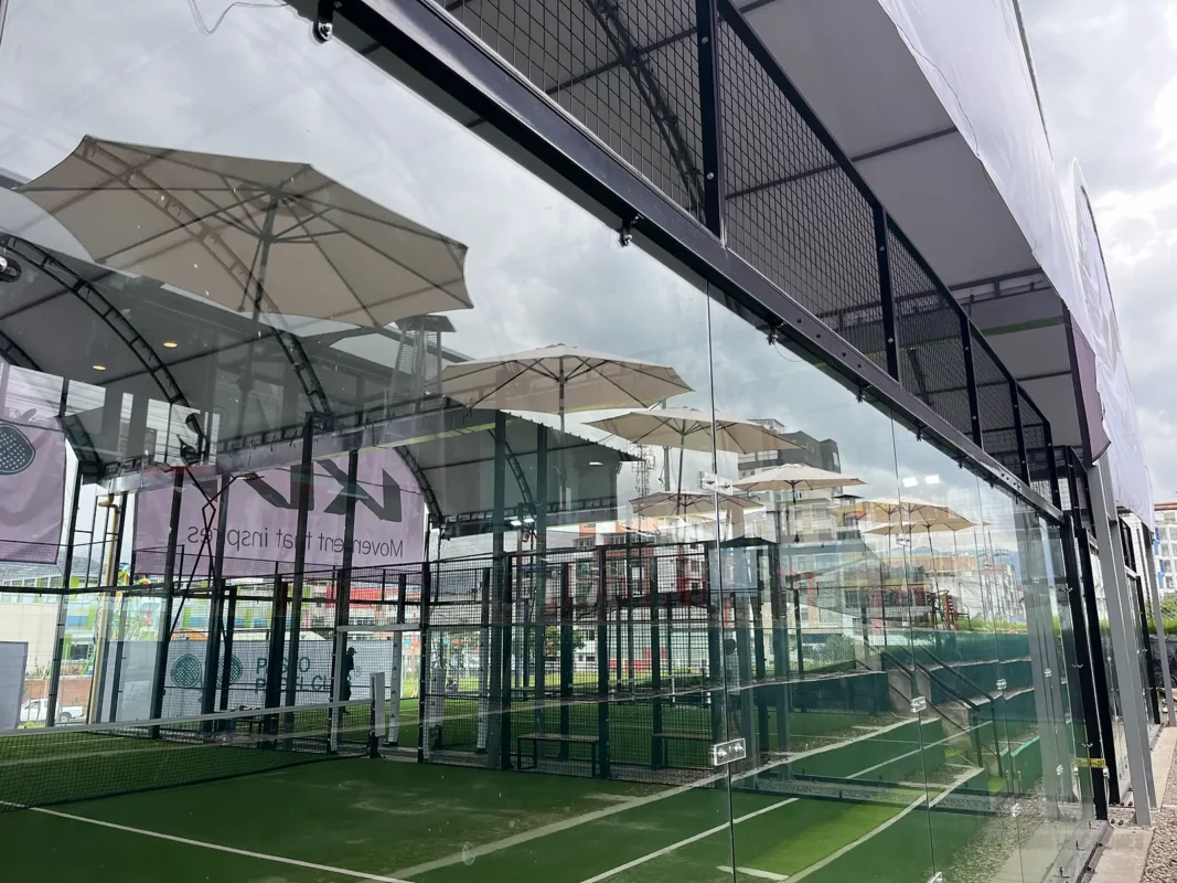 Muro de vidrio templado de la cancha de pádel de Pasto Padel Club en Pasto (1 de 4)